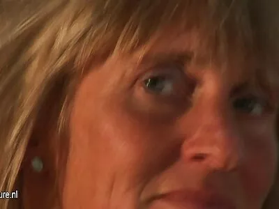 Katrina Jade kleedt zich om te dansen, krijgt in gratis erotische film kijken plaats daarvan een lul